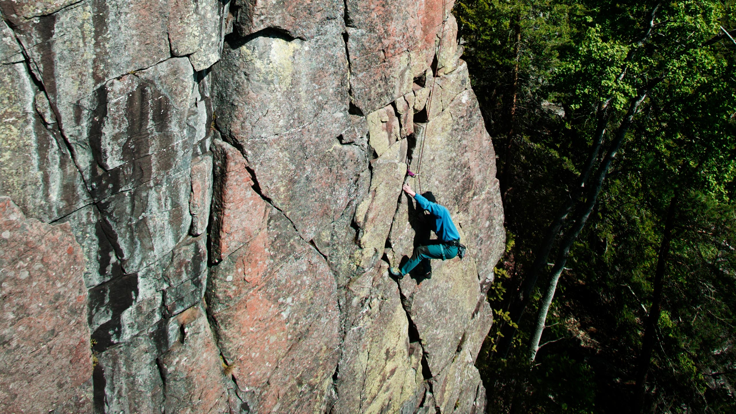 klättring längs bergvägg