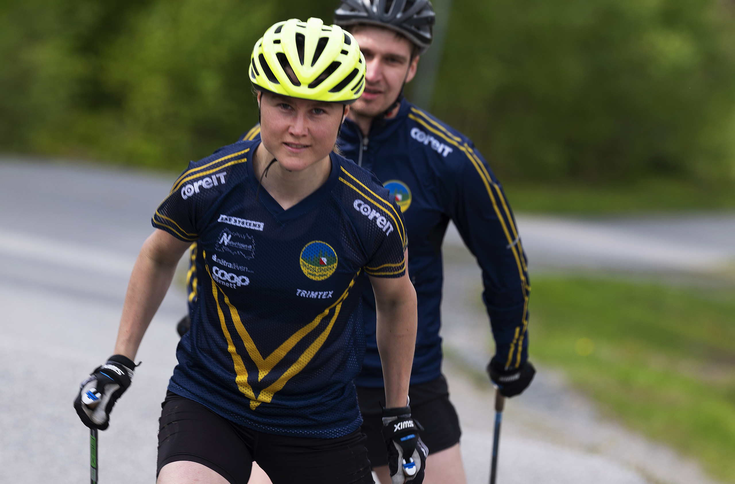 frida och lars rullar på skidor