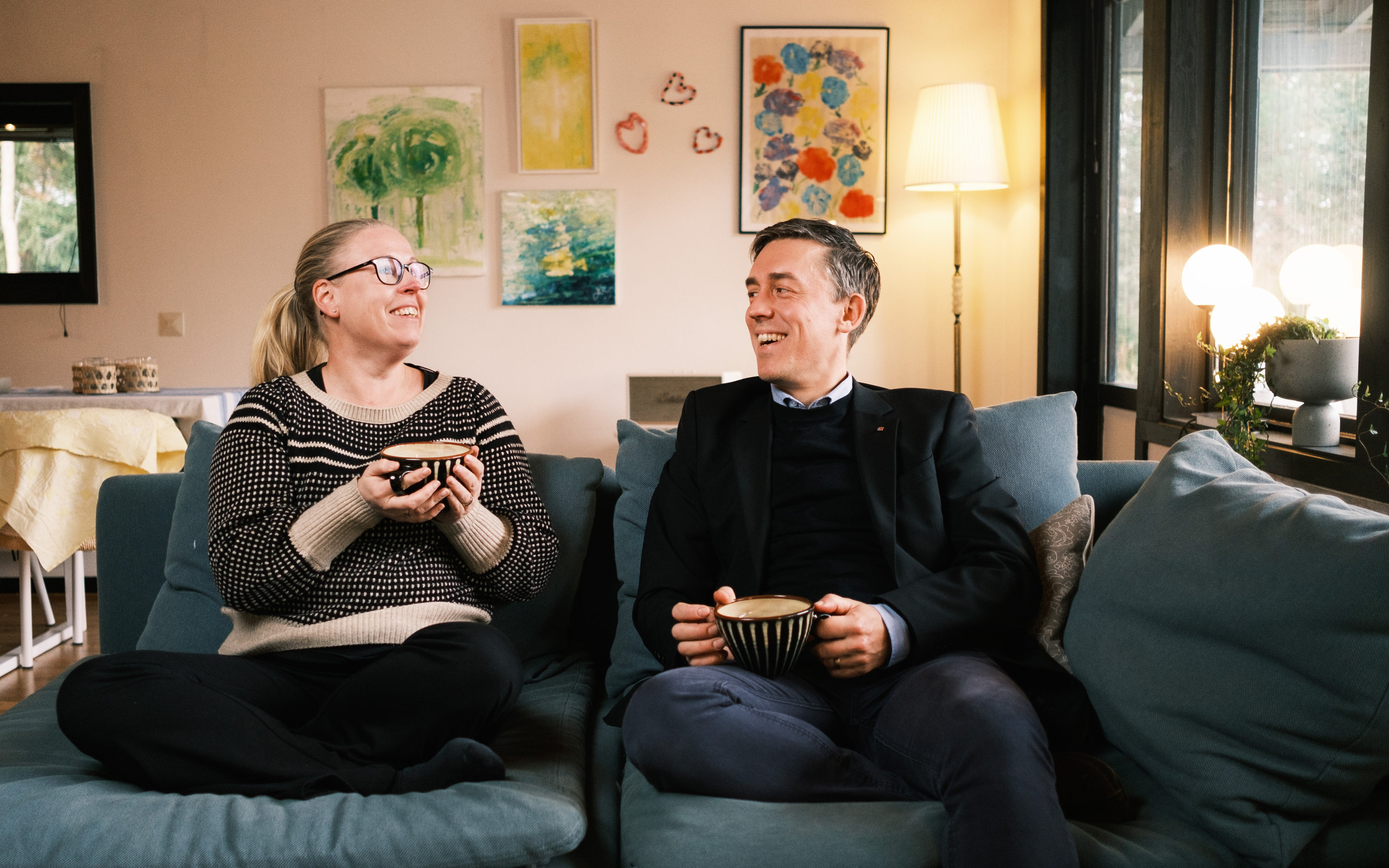 lindenkäll sitter i soffan