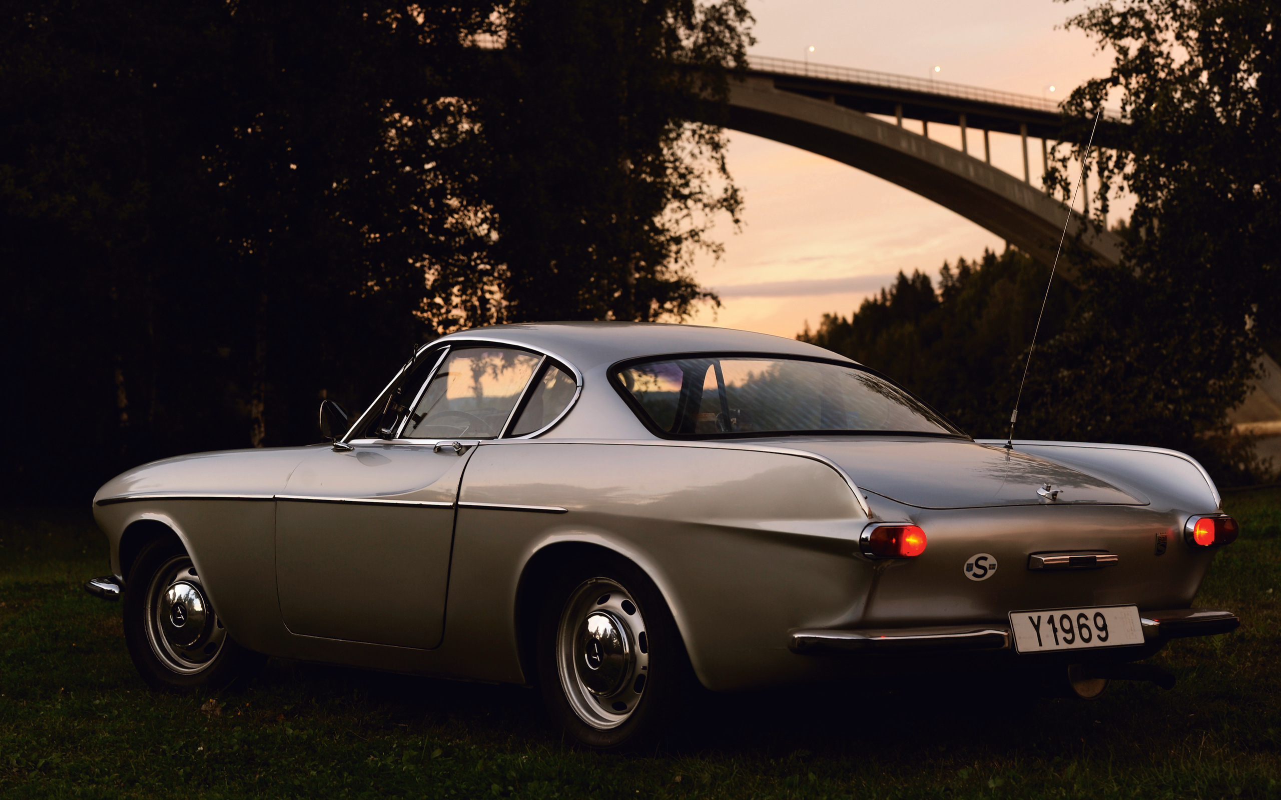 volvo p1800 sandöbron kväll