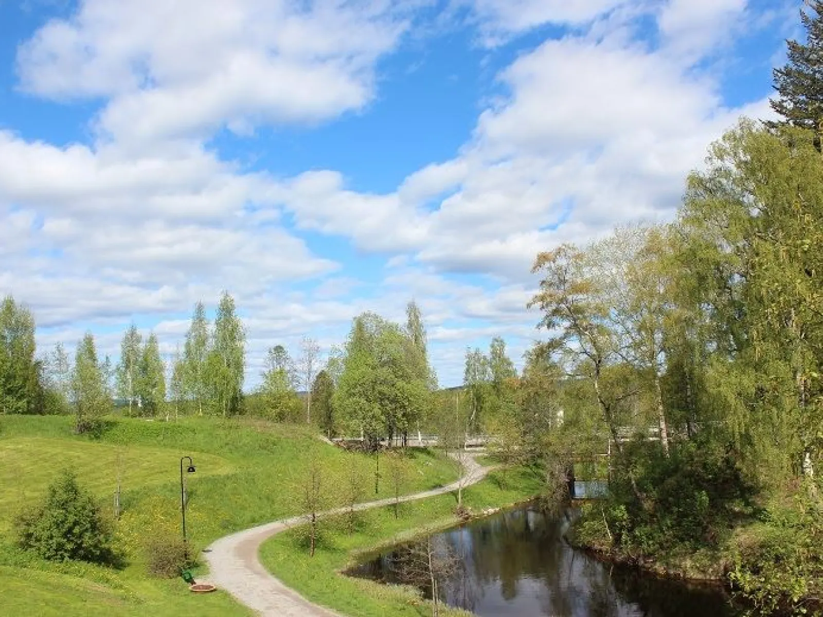 Hälsans stig med ån bredvid 26 maj 2012