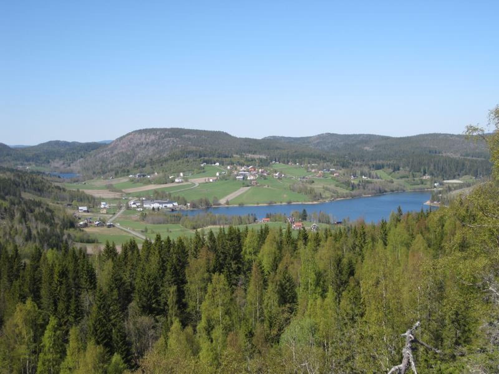Utsikt mot Omne från ett av utsiktsbergen längs led Salberg