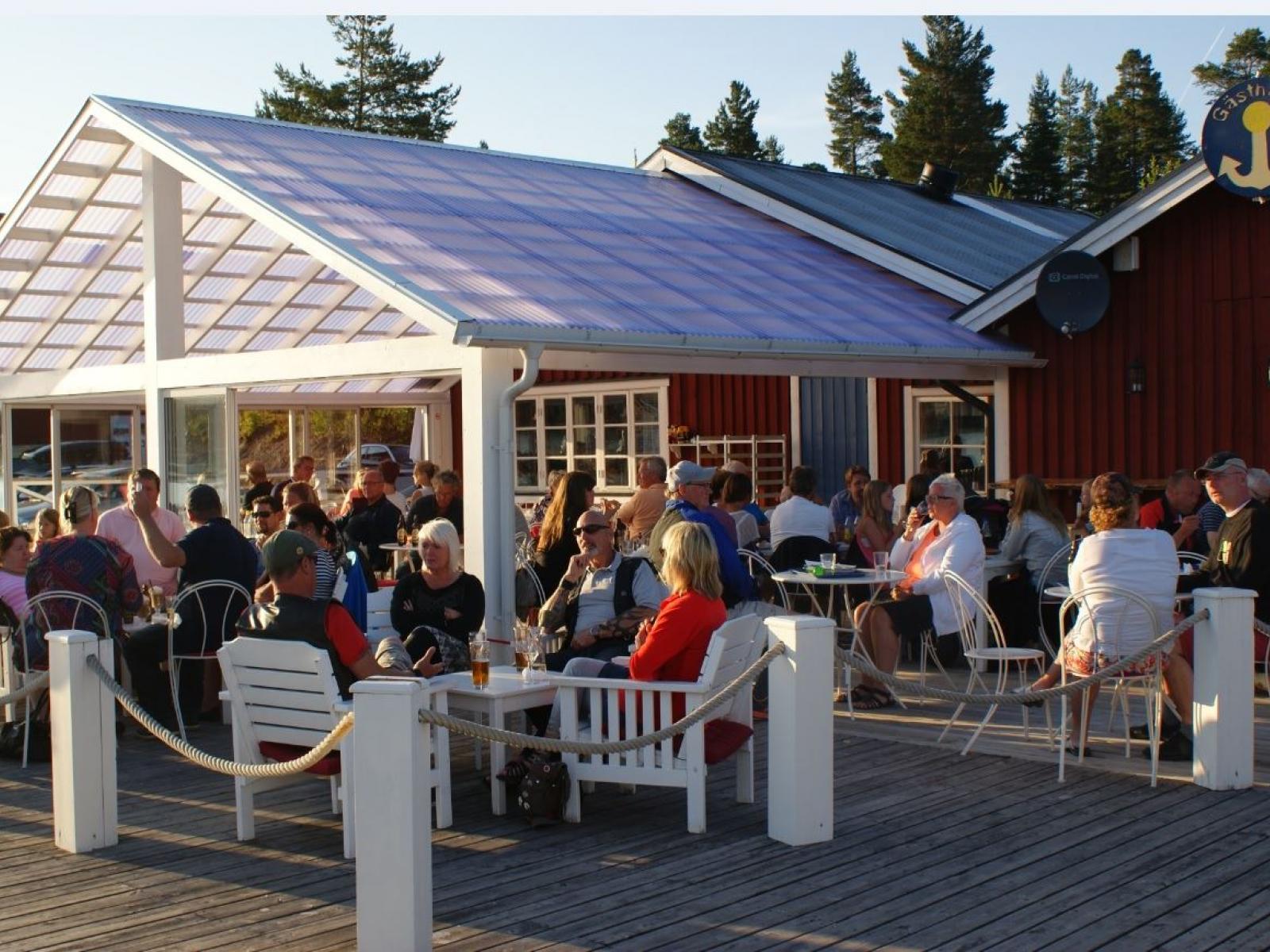 Norrfällsvikens marina med Restaurang & Pizzeria Kompassen
