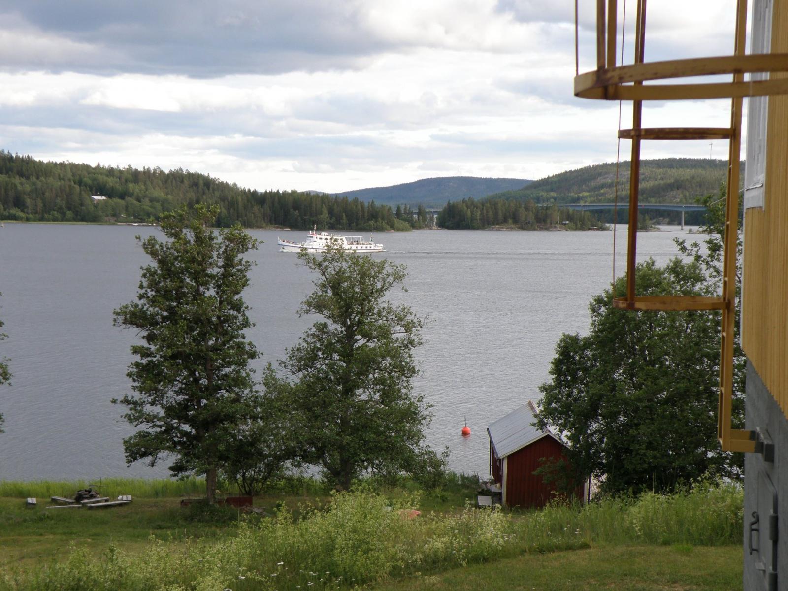 Ådalen lll passerar Utviksgården på väg in i Norafjärden