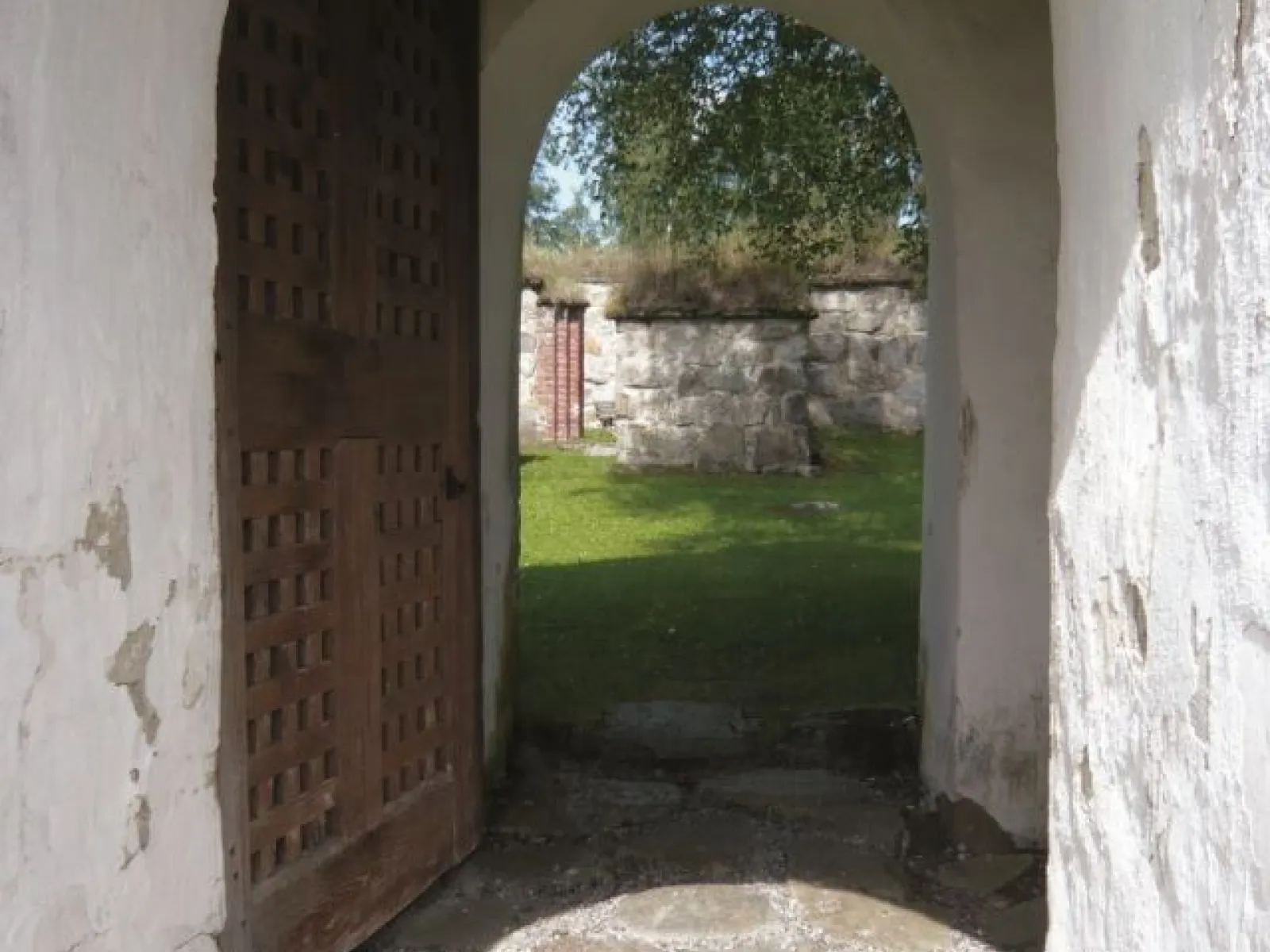 Kyrkoruin vid Bjärtrå hembygdsgård