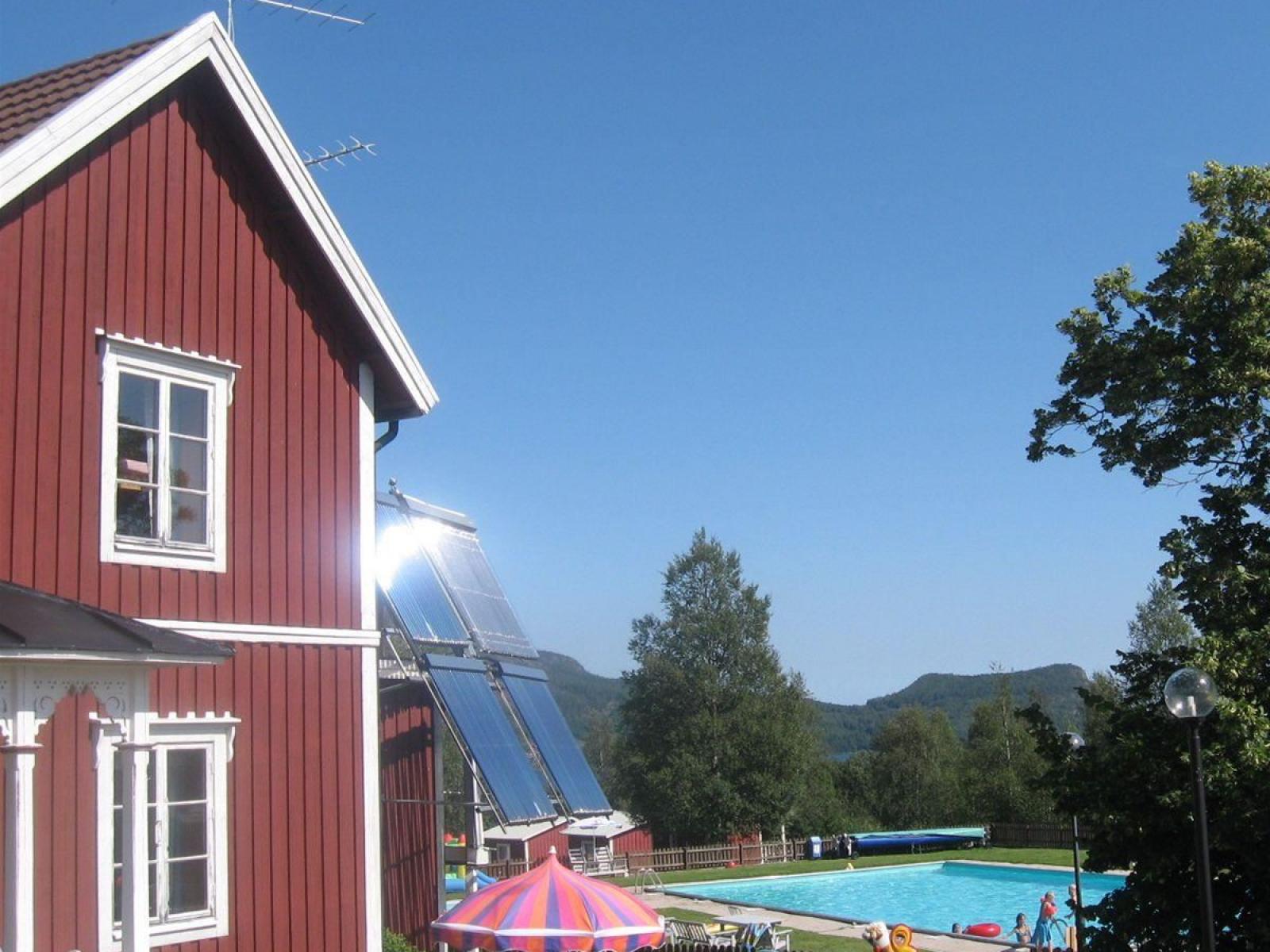 I anslutning till  Kustladans restaurang ligger docksta vandrahem och camping med pool, hoppborg och minigolf. På fredagar anordnas dans på logen hela sommaren. 