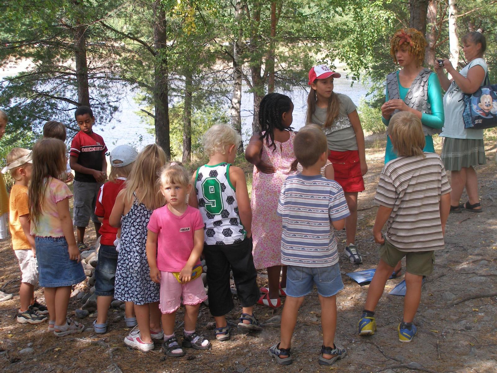 Laxe informerar barnen att inte skräpa ner i vattnet och älven.