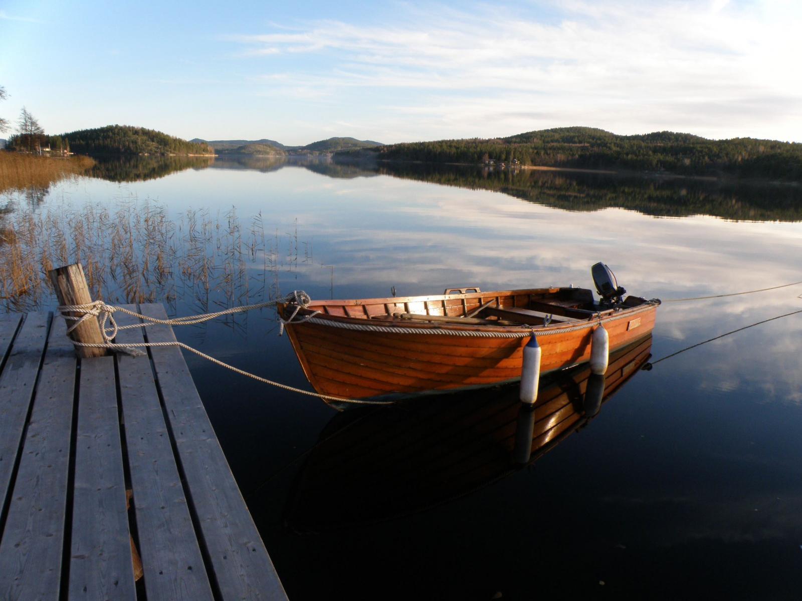I sjöbodarna på bryggan finns enklare logi och på norafjärden går det att ta sig ut både med båt och kanot som man kan låna från utviksgården