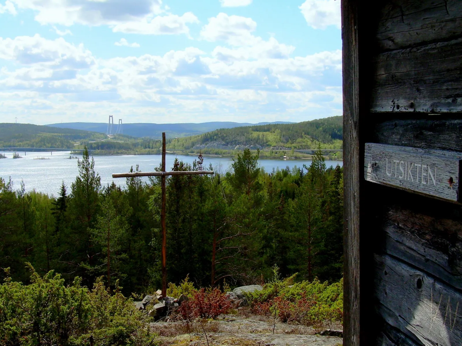 Utsikt från Utviksgårdens vindskydd på Utviksberget