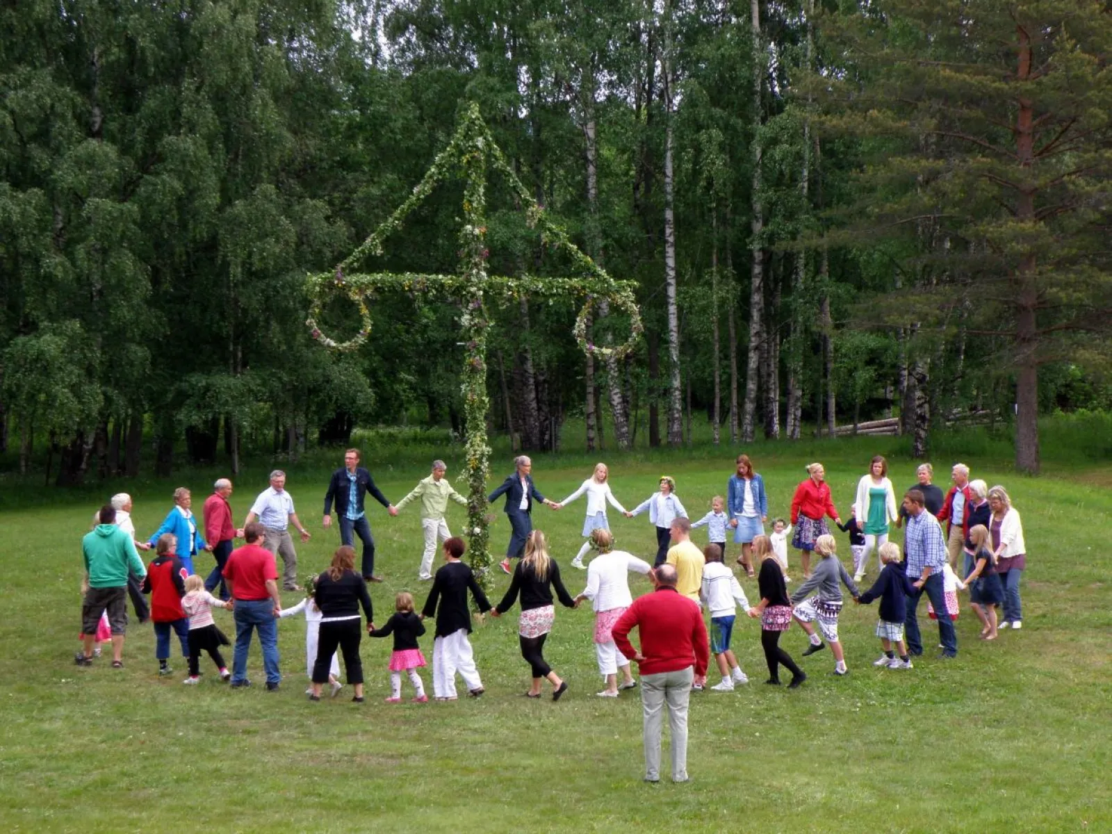 Det traditionella midsommarfirandet som missionsförbundet (ägare av Utviksgården) arrangerar. 