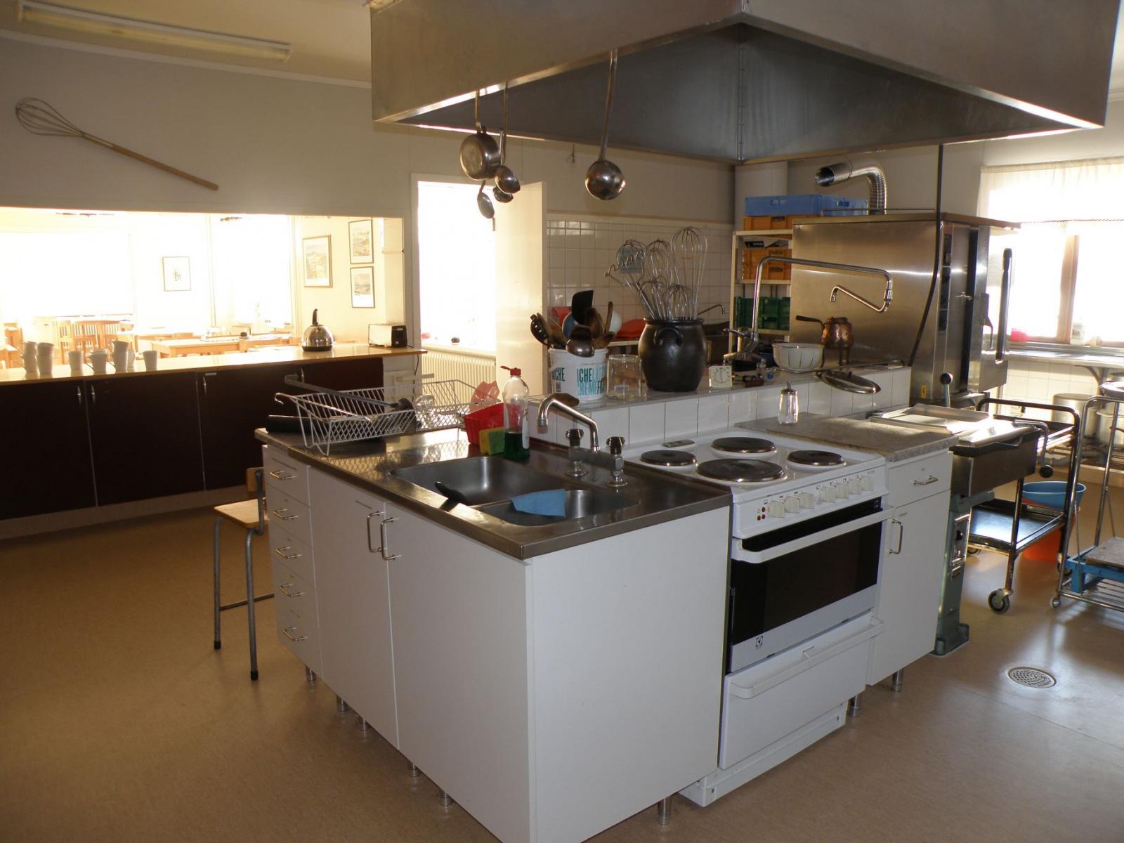I köket kan man antingen självhushålla eller hyra en kock. 