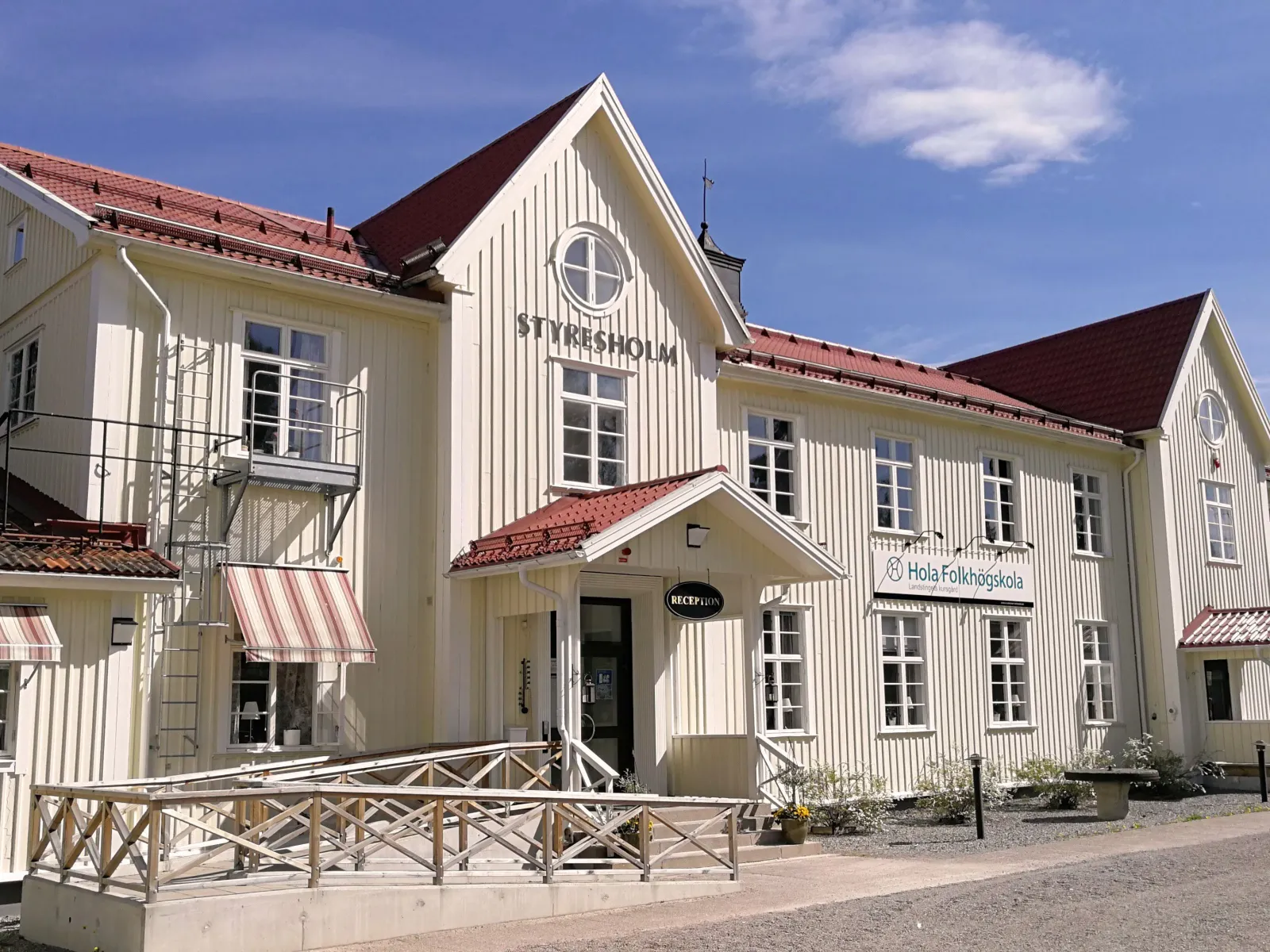 Hola Folkhögskola