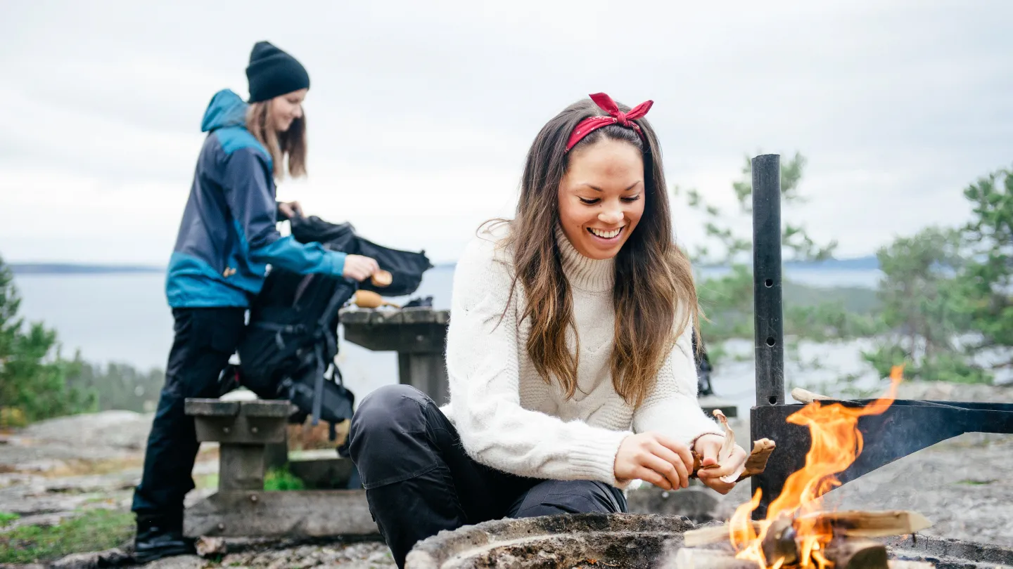 Tjej grillar vid öppen eld