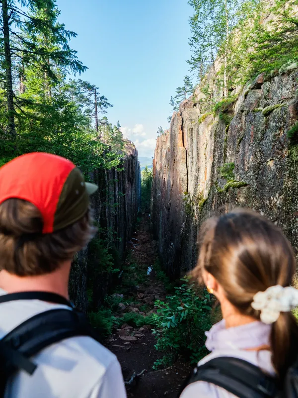 två personer blickar ut över slåttdalsskrevan