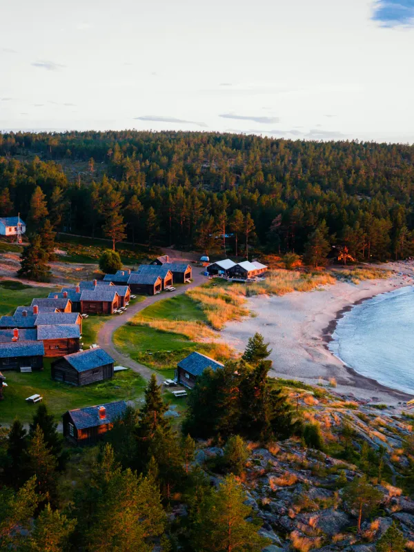 solnedgångs vy över en havsvik