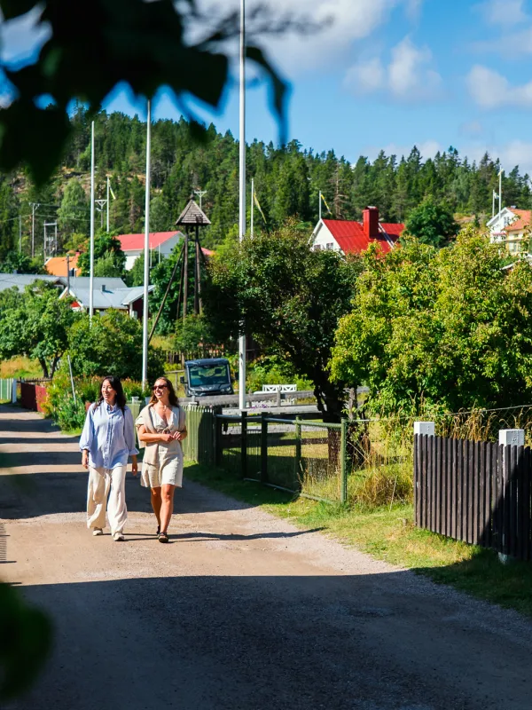 två personer på en grusväg