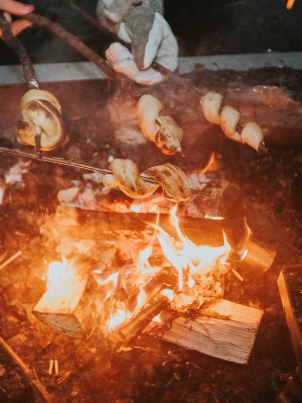grillar pinnbröd över öppen eld
