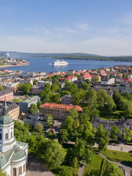 Utsikt över Härnösand med domkyrkan och Birka Cruises