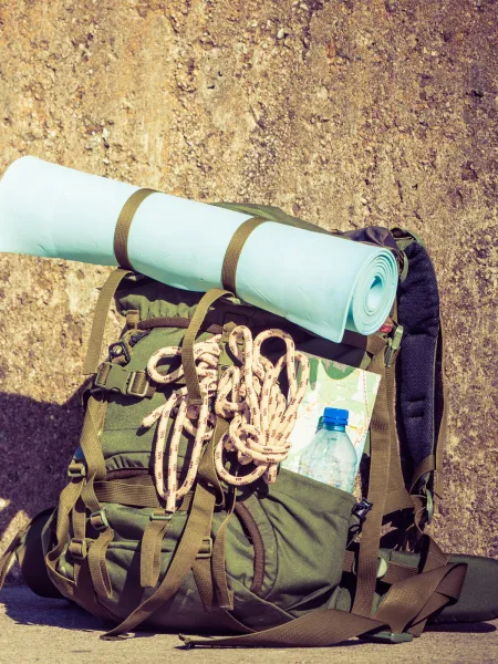 ryggsäck lutar mot en vägg