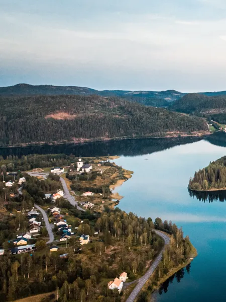 Röda fiskebodar i Nordingrå